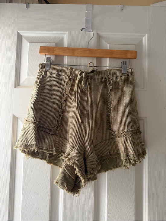 Sage + Fig Pants - High-Waist Waffle Knit Frayed Shorts — Olive